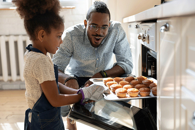 Dad and daughter worry-free baking muffins